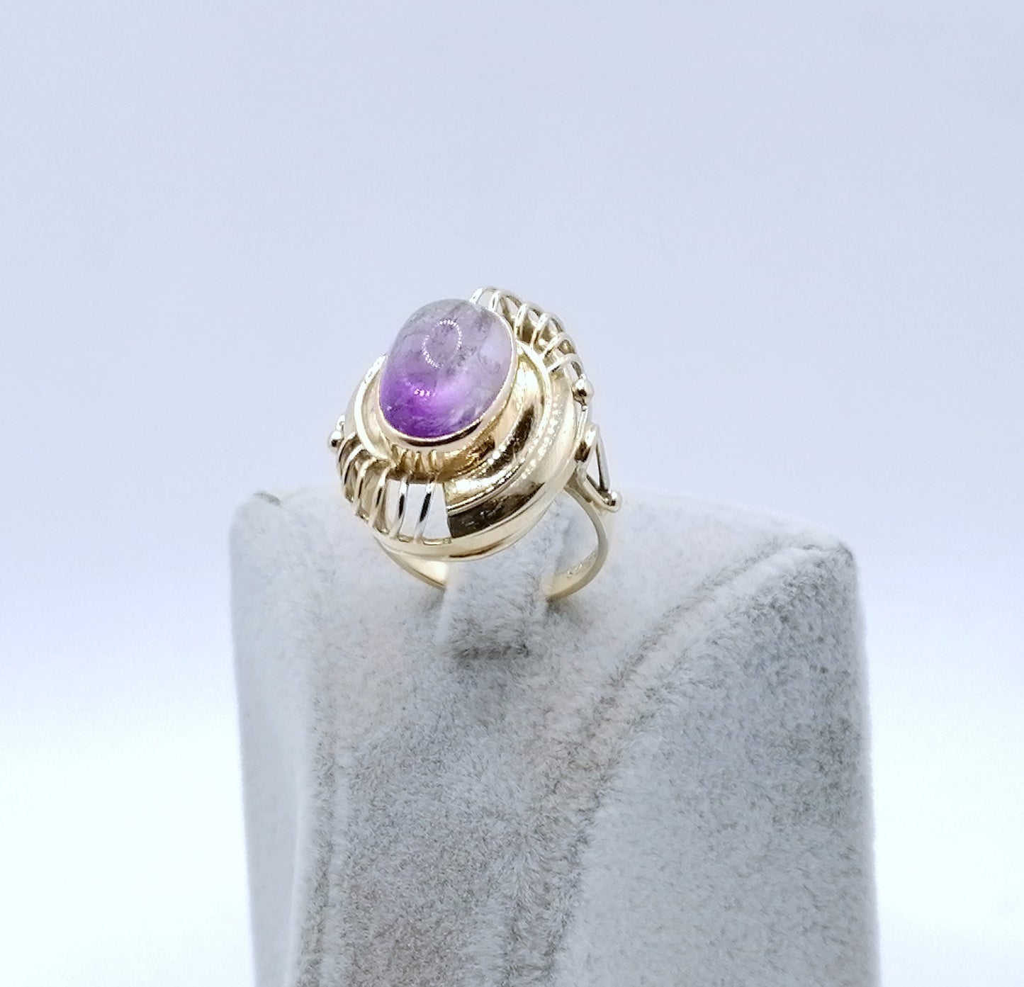 Ring Gold 585er mit Amethyst Cabochon prunkvoll Gr. 57