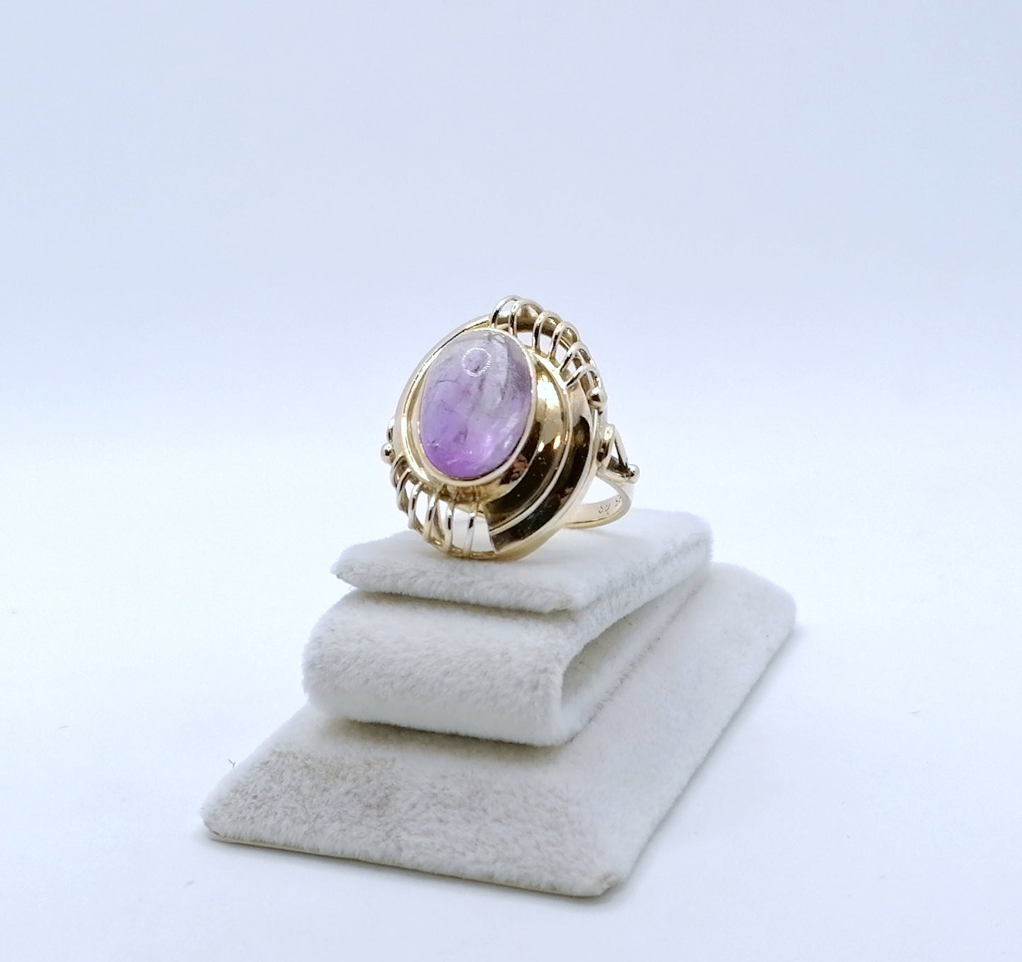 Ring Gold 585er mit Amethyst Cabochon prunkvoll Gr. 57