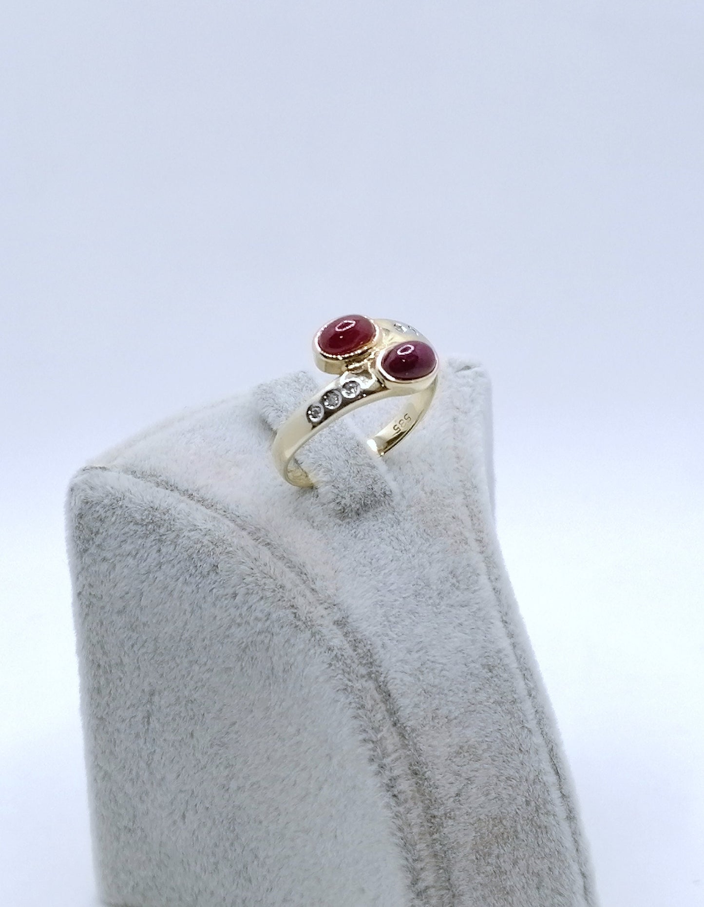 Ring Gold 585er mit Rubin Cabochon und Diamantsplitter Gr. 59