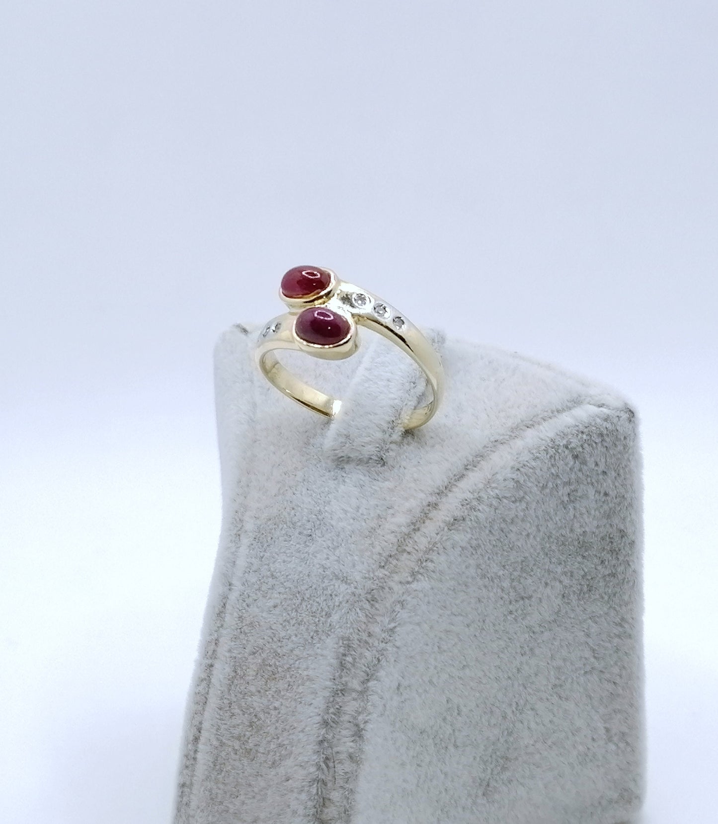 Ring Gold 585er mit Rubin Cabochon und Diamantsplitter Gr. 59
