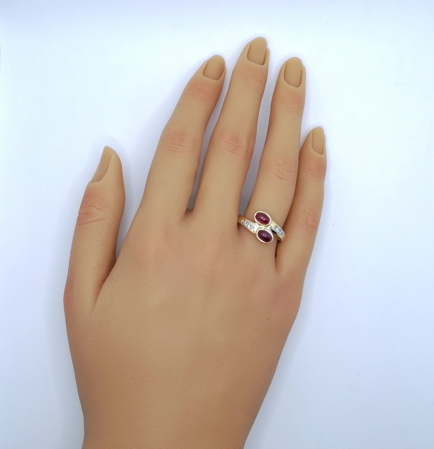 Ring Gold 585er mit Rubin Cabochon und Diamantsplitter Gr. 59