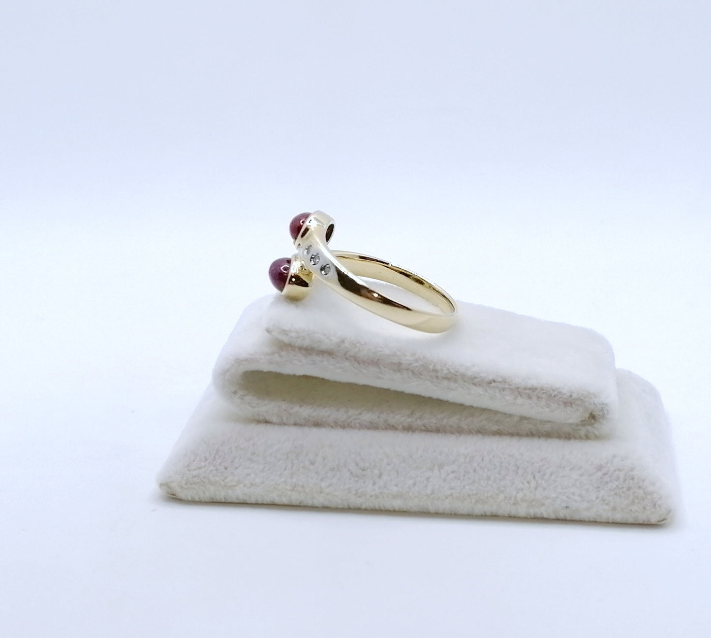 Ring Gold 585er mit Rubin Cabochon und Diamantsplitter Gr. 59