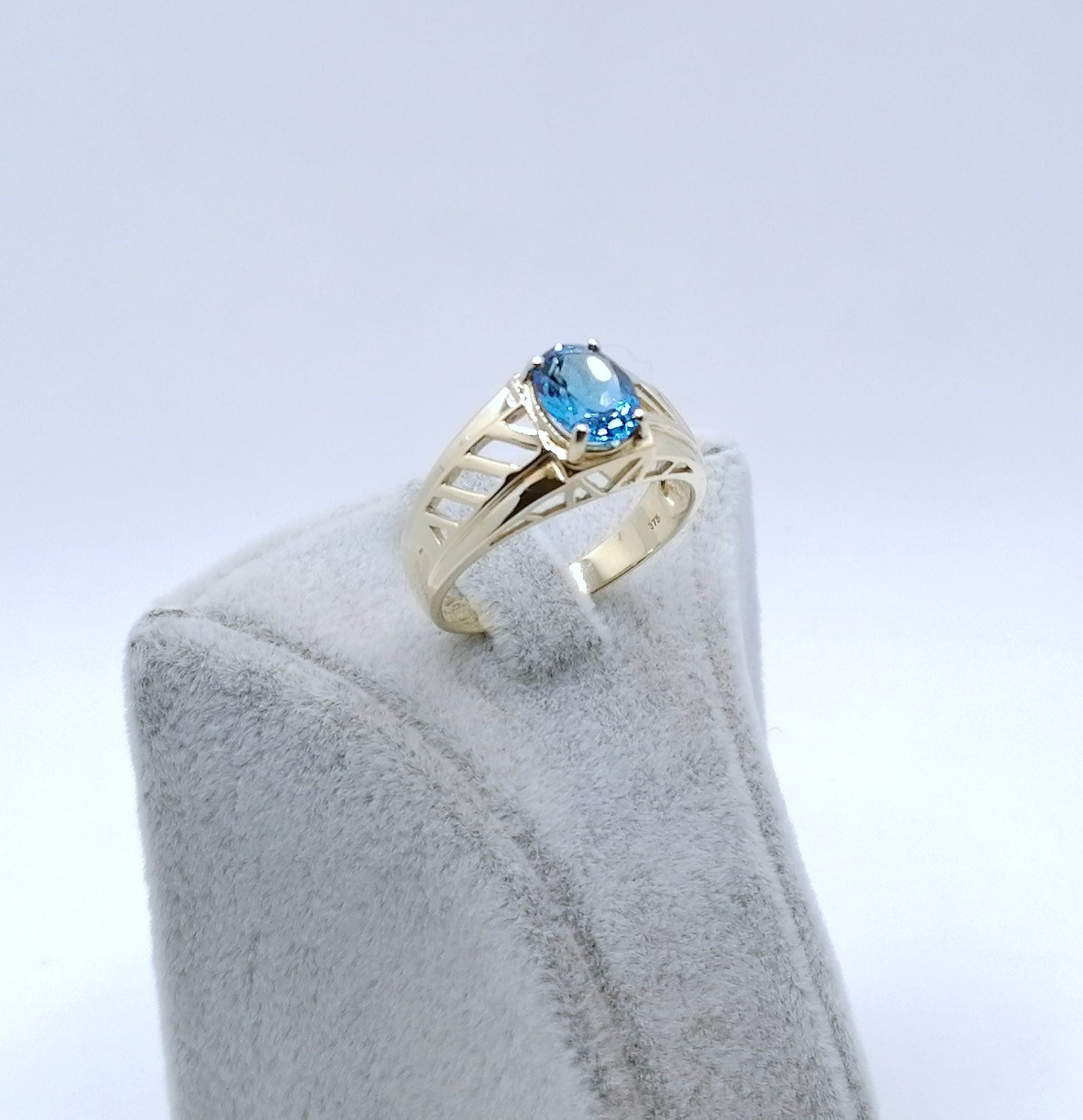 Ring Gold 375er mit blau Topas Gr. 63