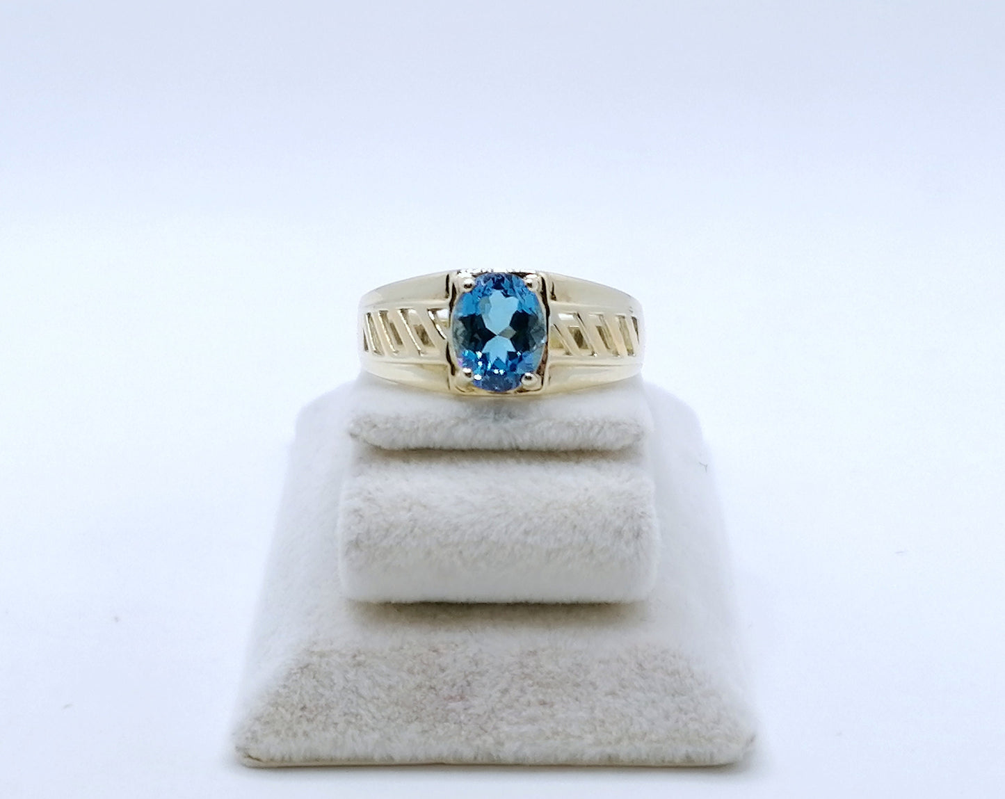 Ring Gold 375er mit blau Topas Gr. 63