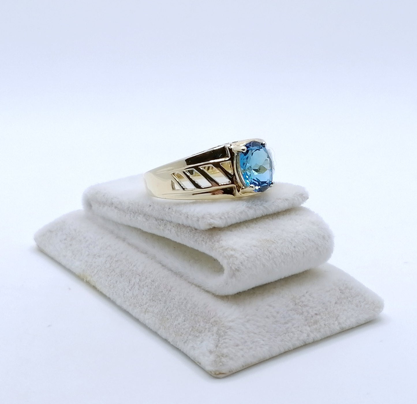 Ring Gold 375er mit blau Topas Gr. 63