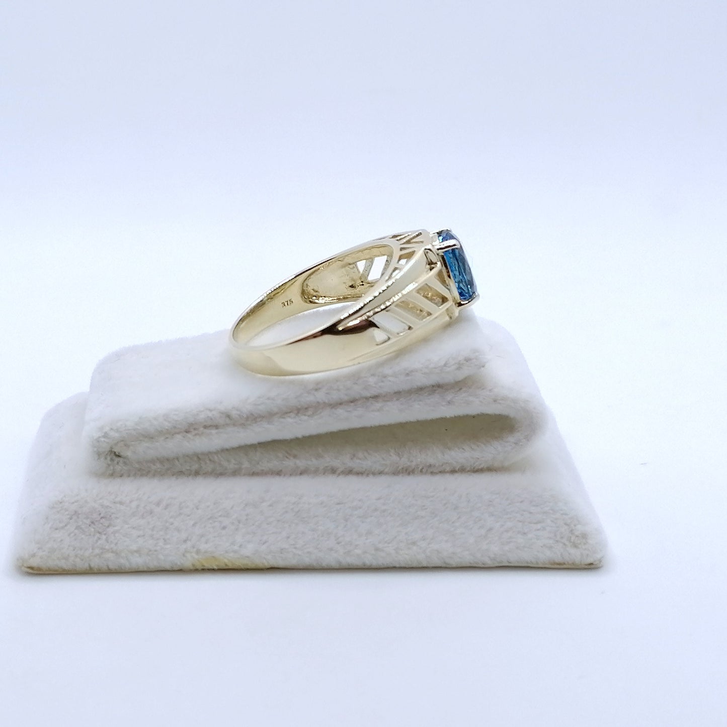 Ring Gold 375er mit blau Topas Gr. 63