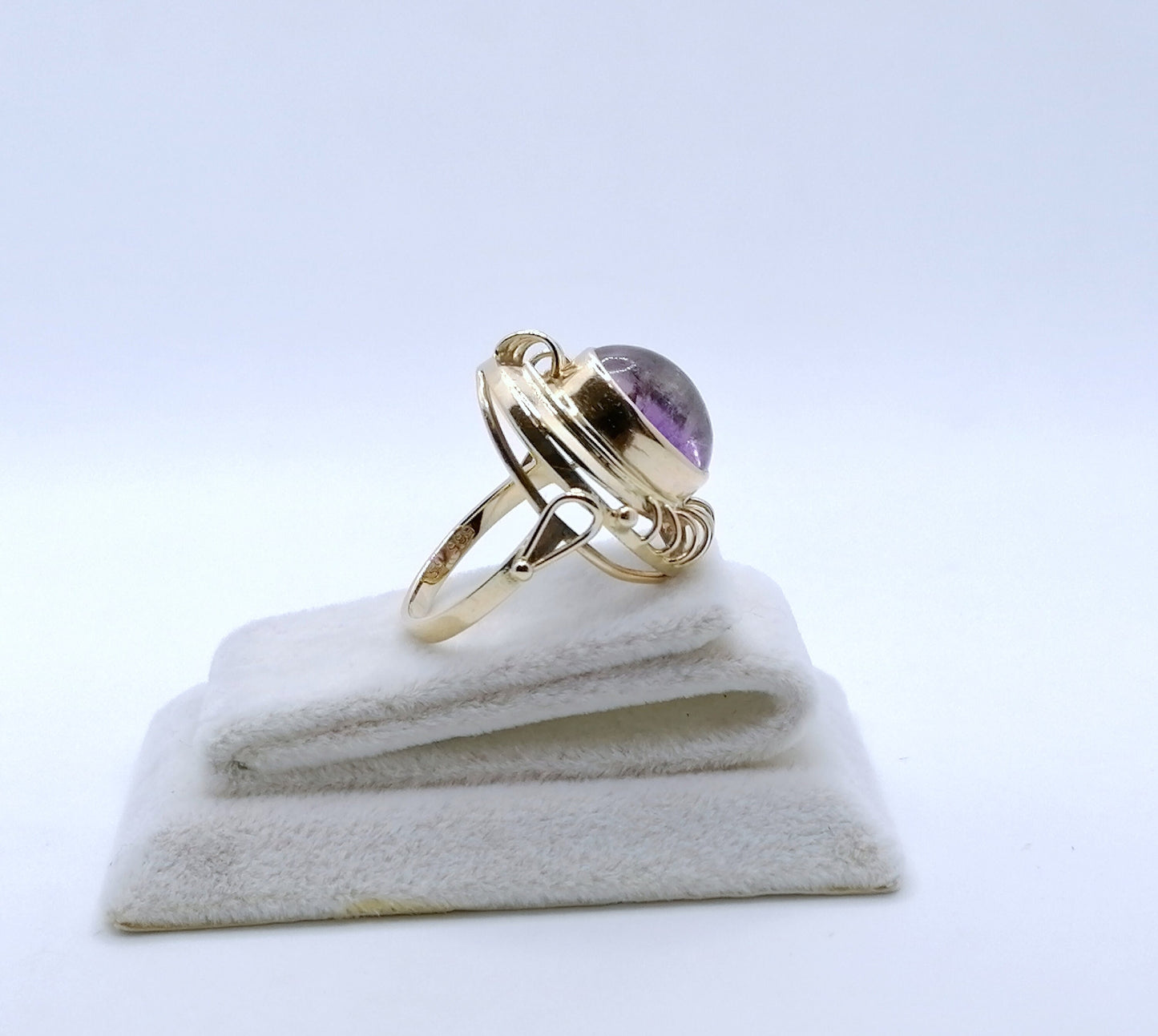 Ring Gold 585er mit Amethyst Cabochon prunkvoll Gr. 57