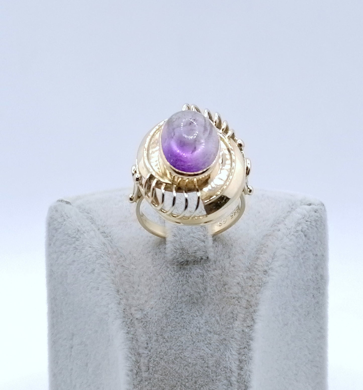 Ring Gold 585er mit Amethyst Cabochon prunkvoll Gr. 57