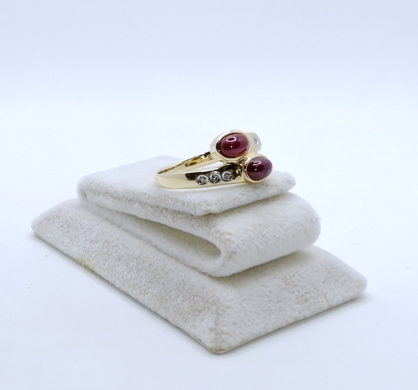 Ring Gold 585er mit Rubin Cabochon und Diamantsplitter Gr. 59