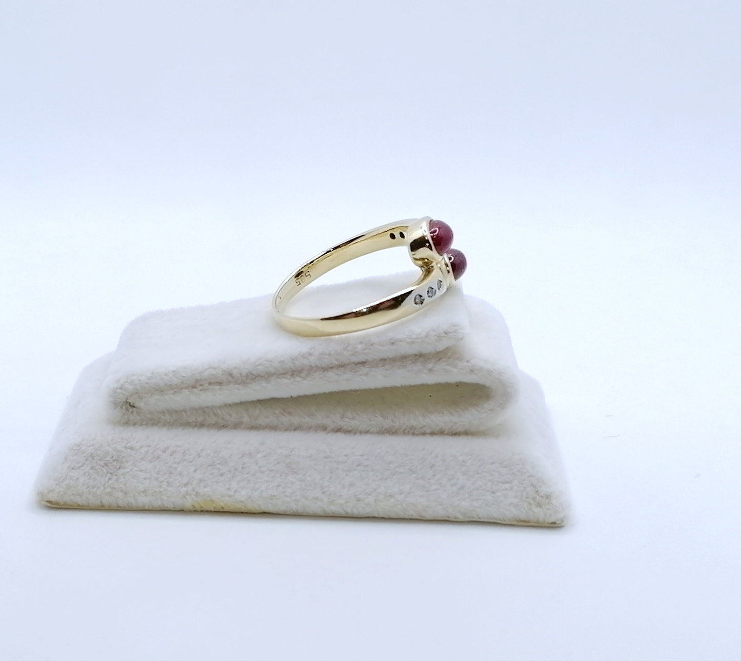 Ring Gold 585er mit Rubin Cabochon und Diamantsplitter Gr. 59