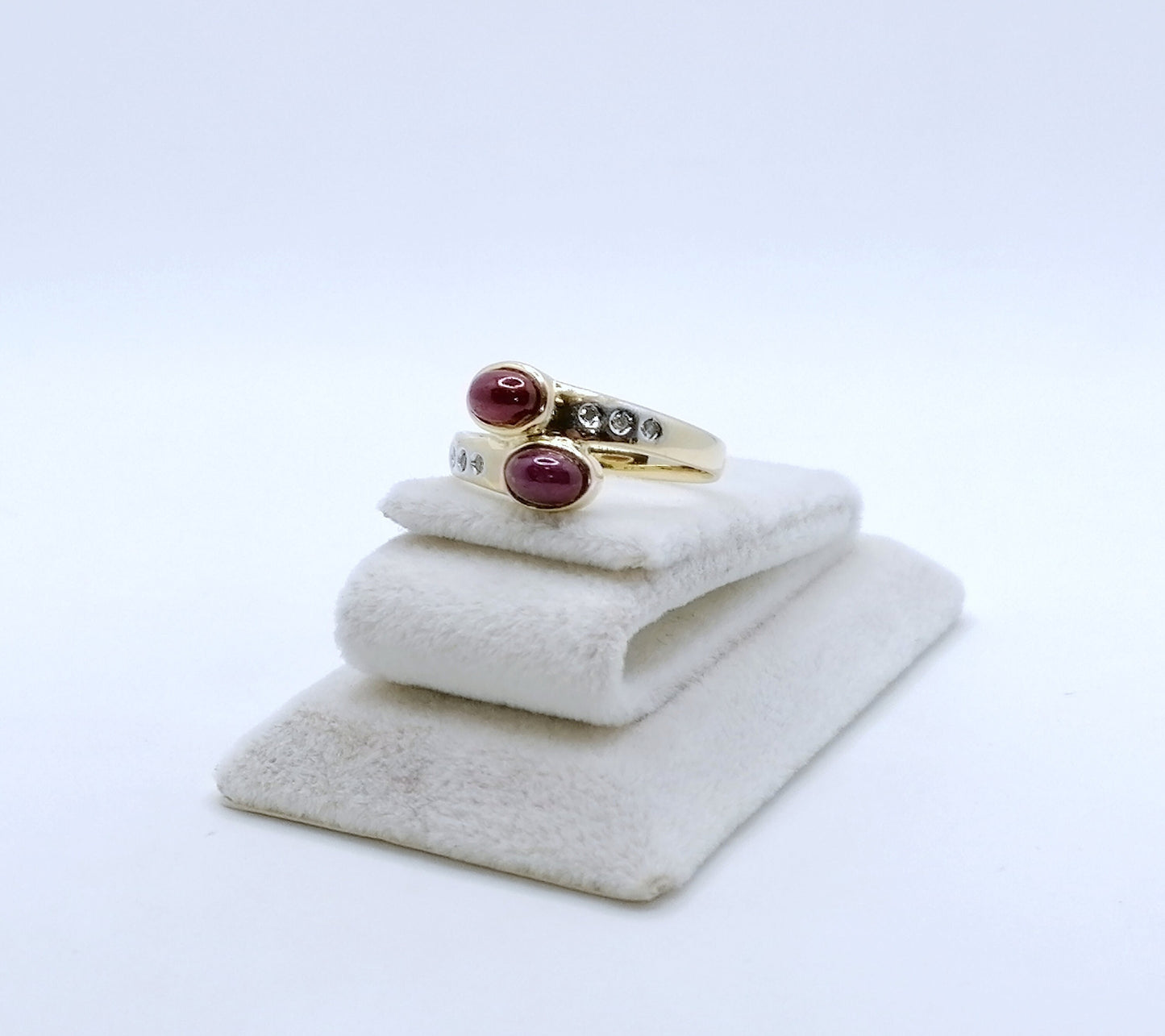 Ring Gold 585er mit Rubin Cabochon und Diamantsplitter Gr. 59