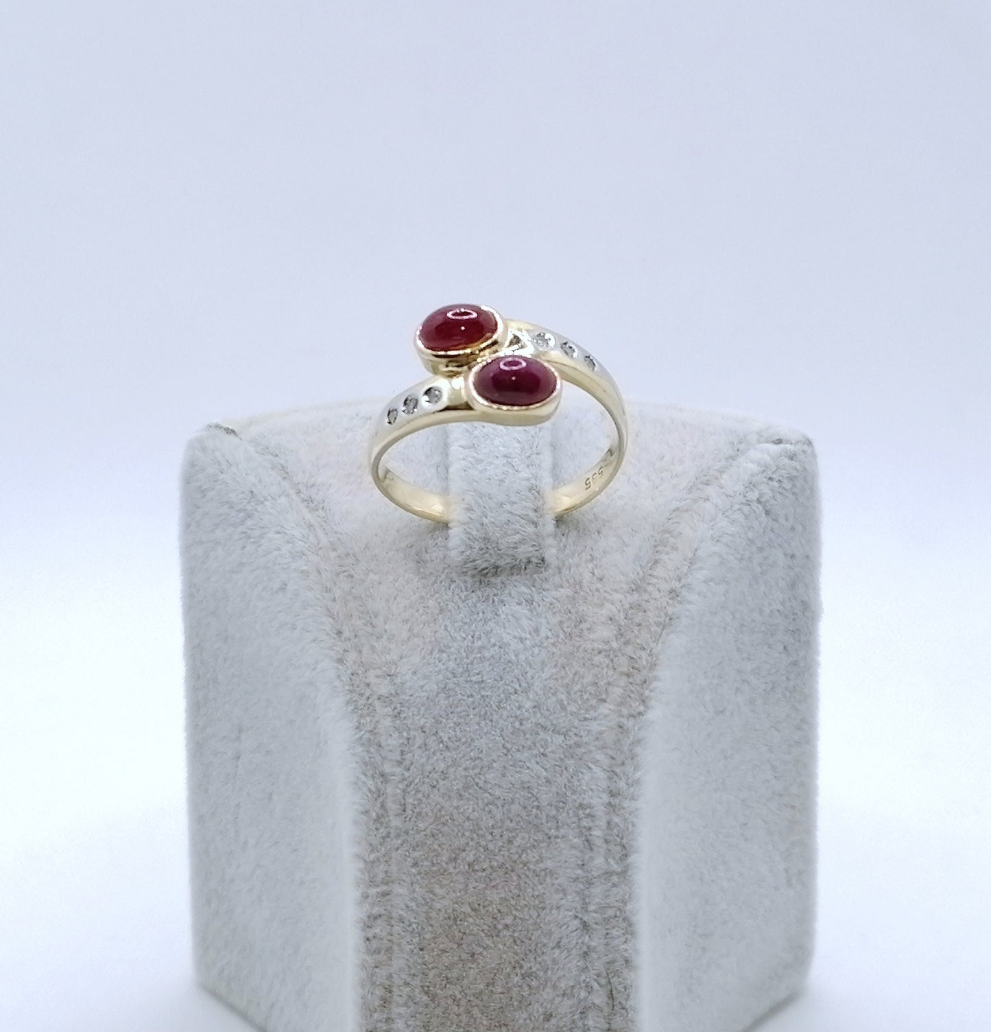 Ring Gold 585er mit Rubin Cabochon und Diamantsplitter Gr. 59