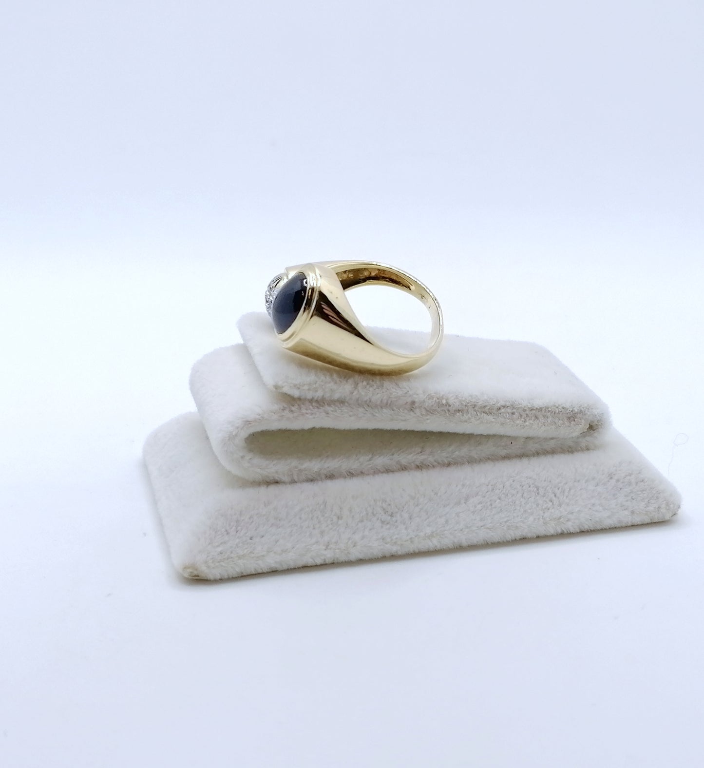 Ring Gold 750er mit Saphir Cabochon und Diamanten Gr. 53