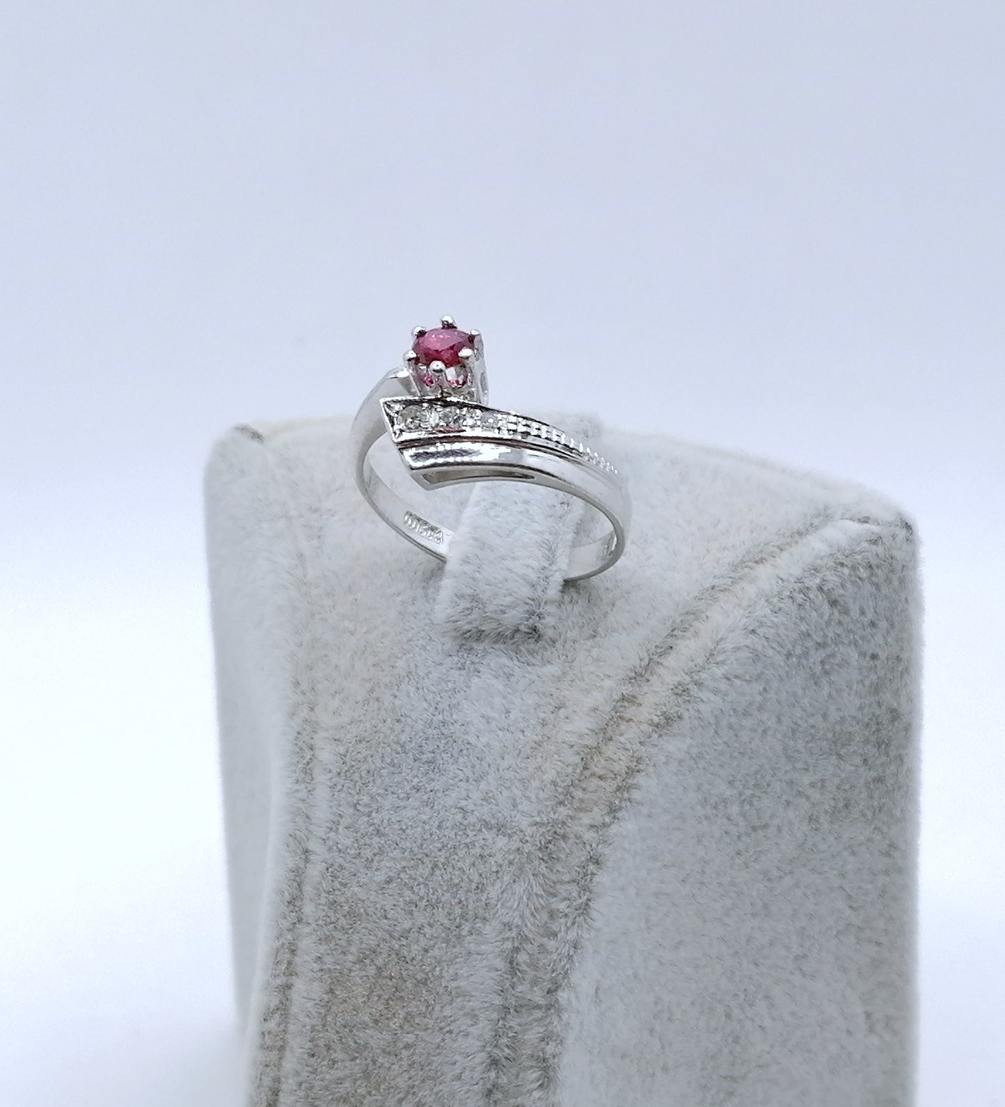 Ring Gold 585er mit Rubin und Diamanten