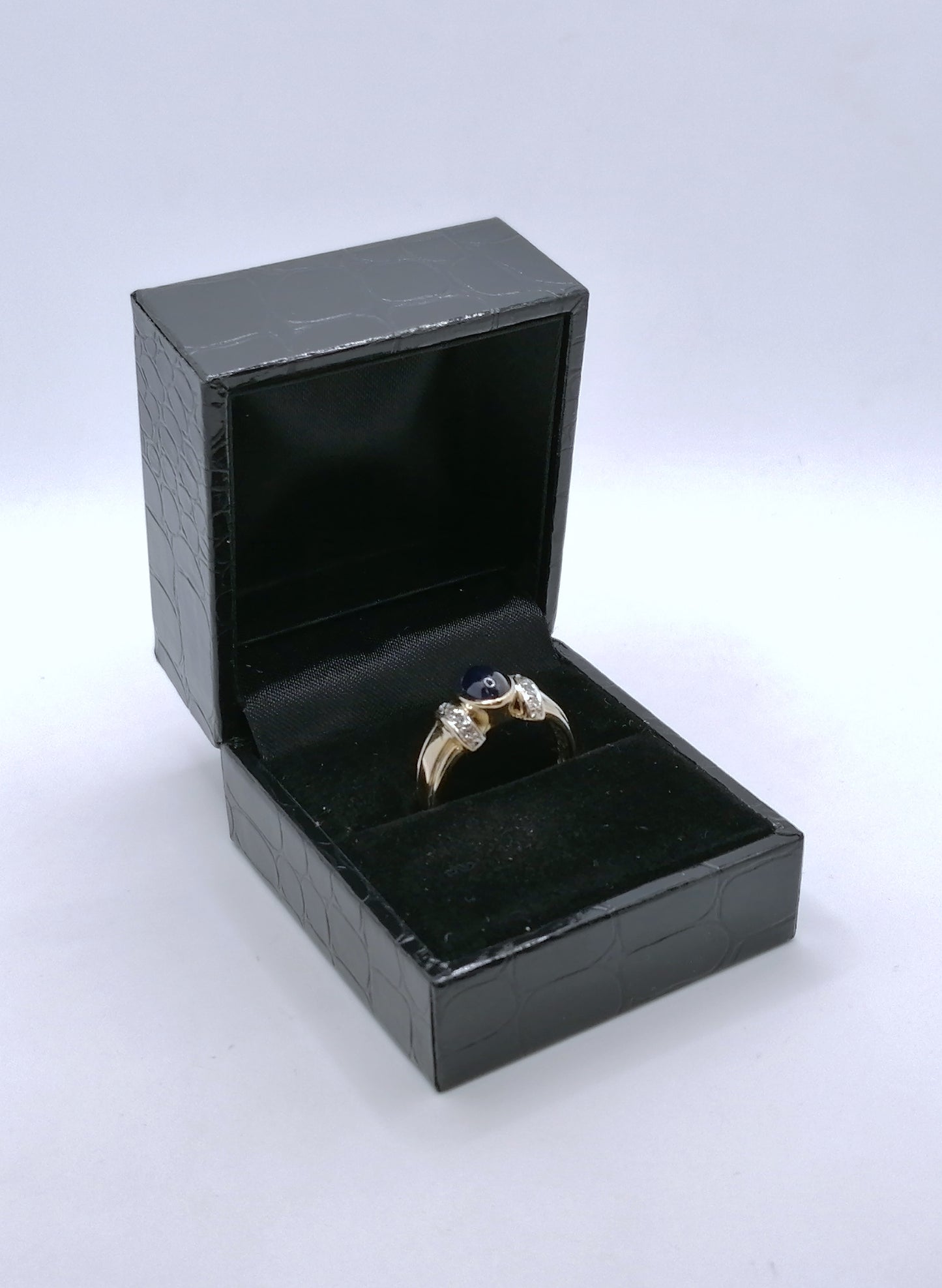 Ring Gold 585er mit Saphir Cabochon und Diamanten Gr. 57