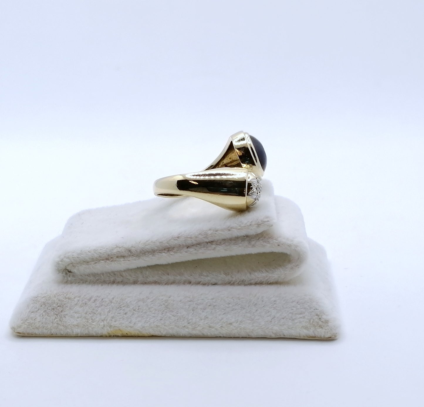 Ring Gold 750er mit Saphir Cabochon und Diamanten Gr. 53