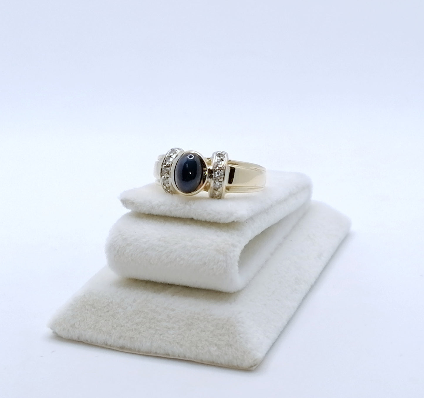 Ring Gold 585er mit Saphir Cabochon und Diamanten Gr. 57