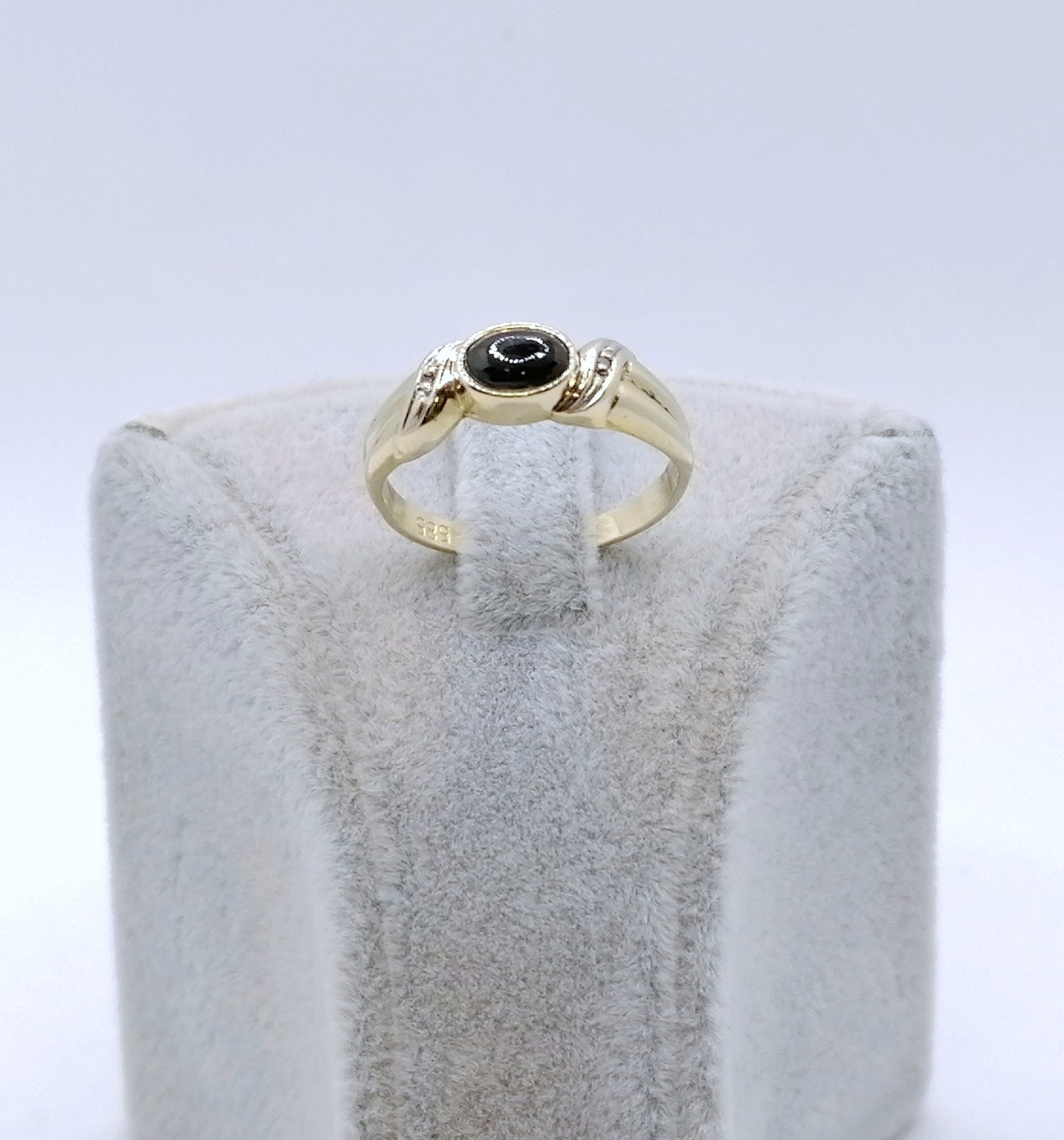 Ring Gold 585er mit Saphir Cabochon und Diamantsplitter Gr. 53
