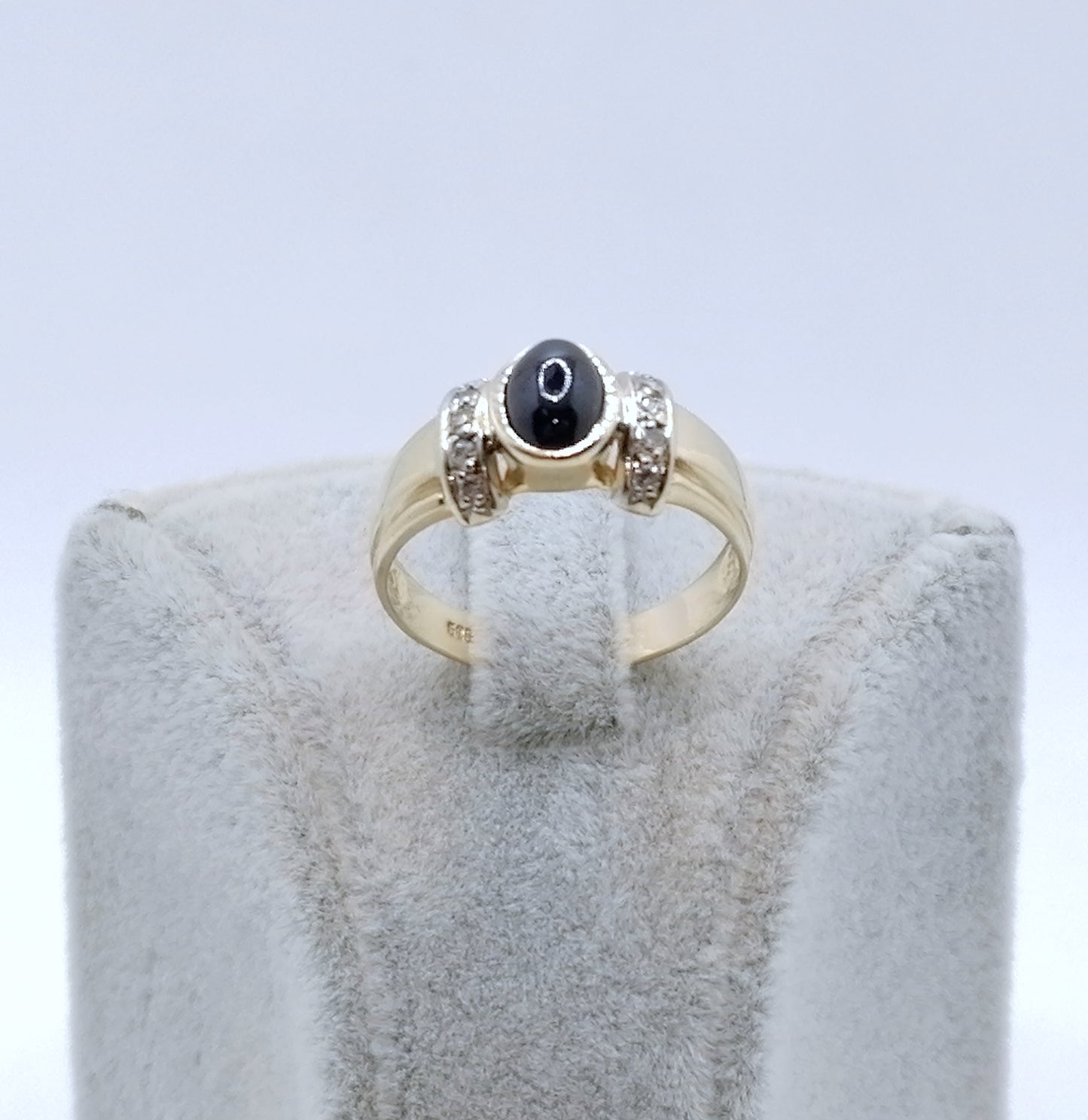 Ring Gold 585er mit Saphir Cabochon und Diamanten Gr. 57