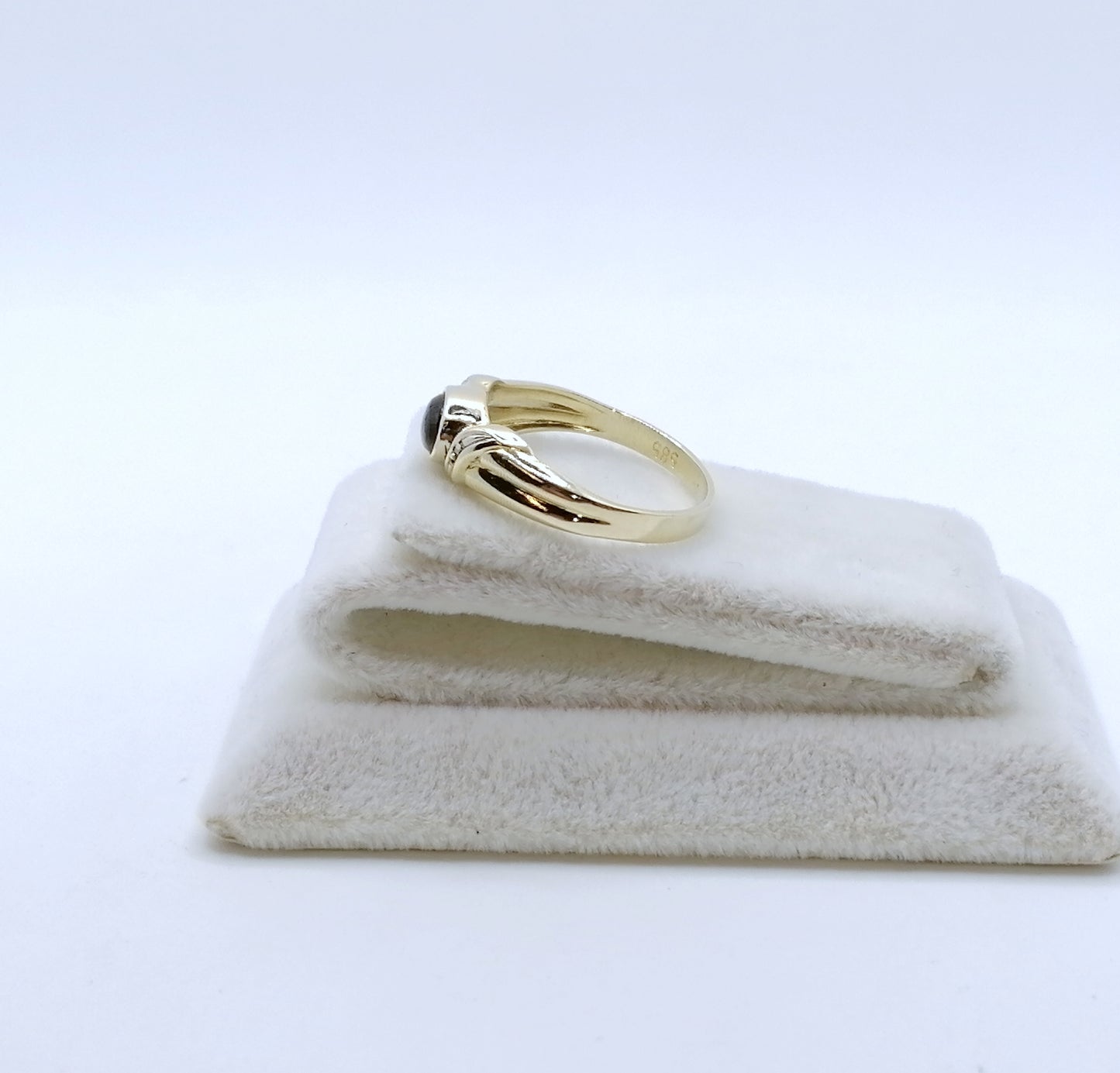 Ring Gold 585er mit Saphir Cabochon und Diamantsplitter Gr. 53