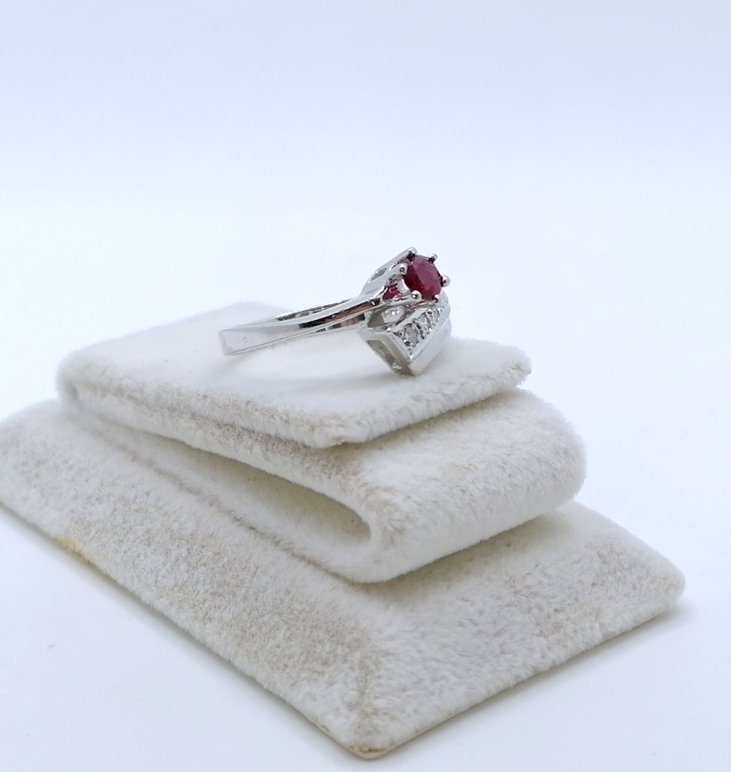 Ring Gold 585er mit Rubin und Diamanten