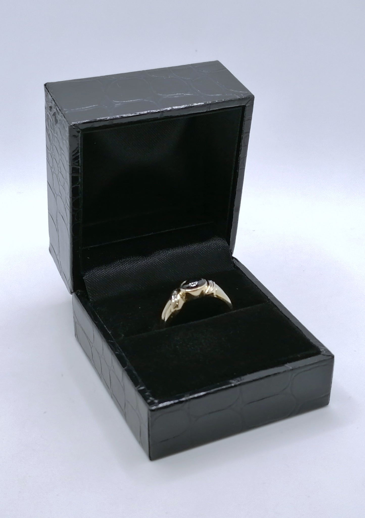 Ring Gold 585er mit Saphir Cabochon und Diamantsplitter Gr. 53