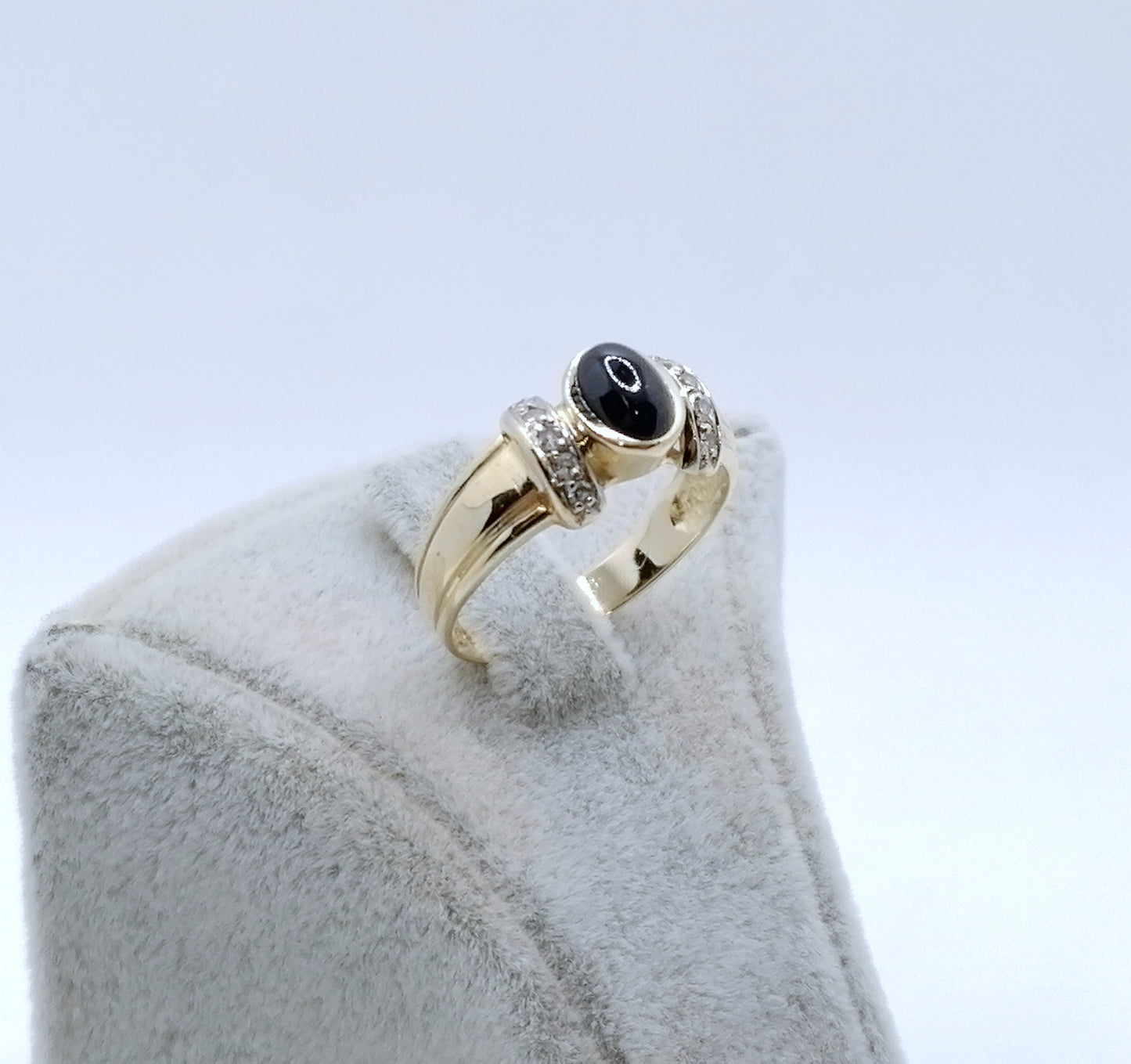 Ring Gold 585er mit Saphir Cabochon und Diamanten Gr. 57