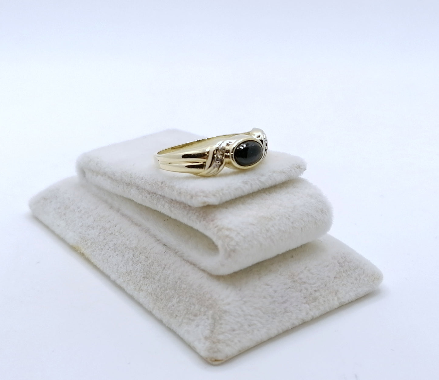 Ring Gold 585er mit Saphir Cabochon und Diamantsplitter Gr. 53