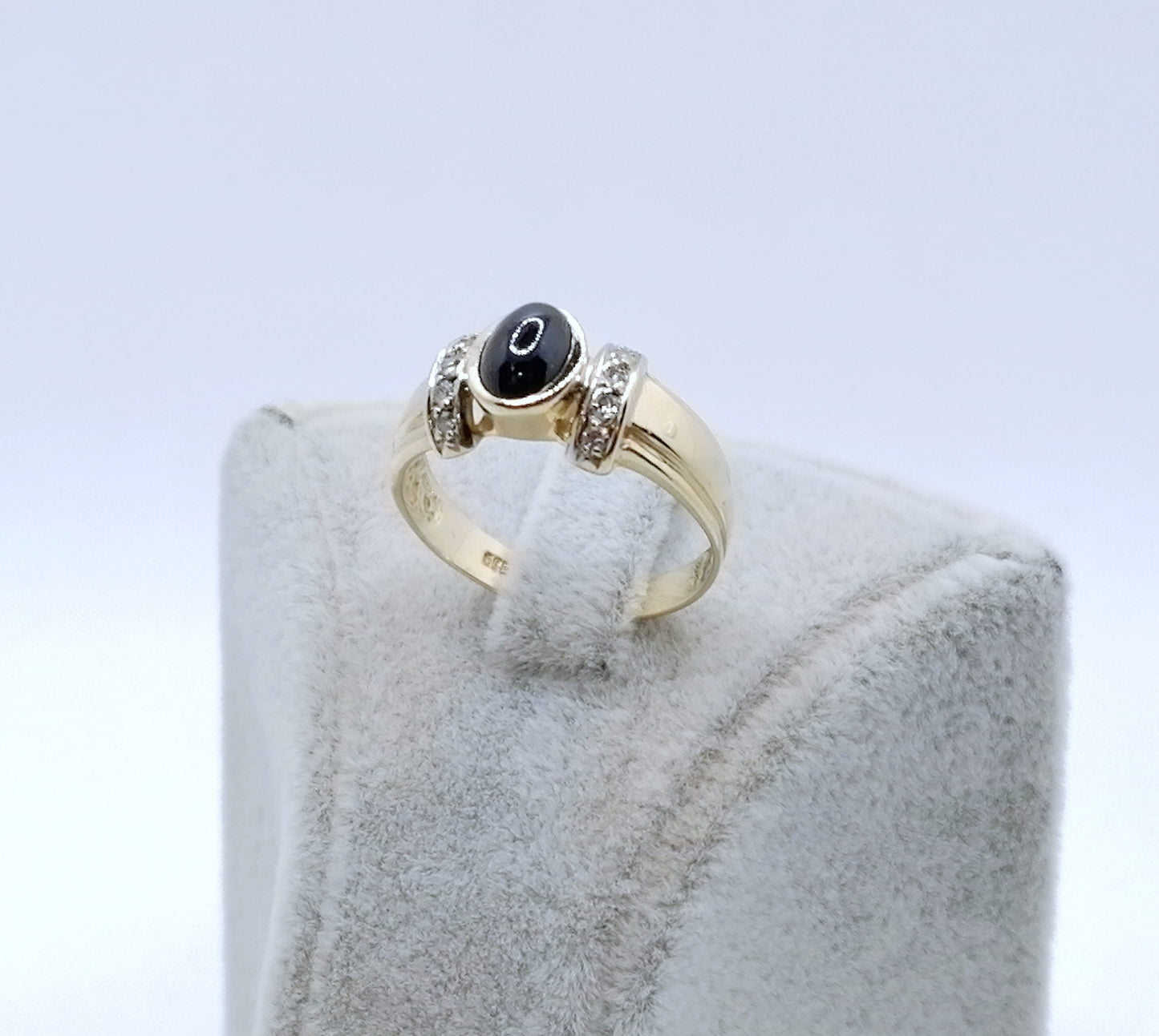 Ring Gold 585er mit Saphir Cabochon und Diamanten Gr. 57