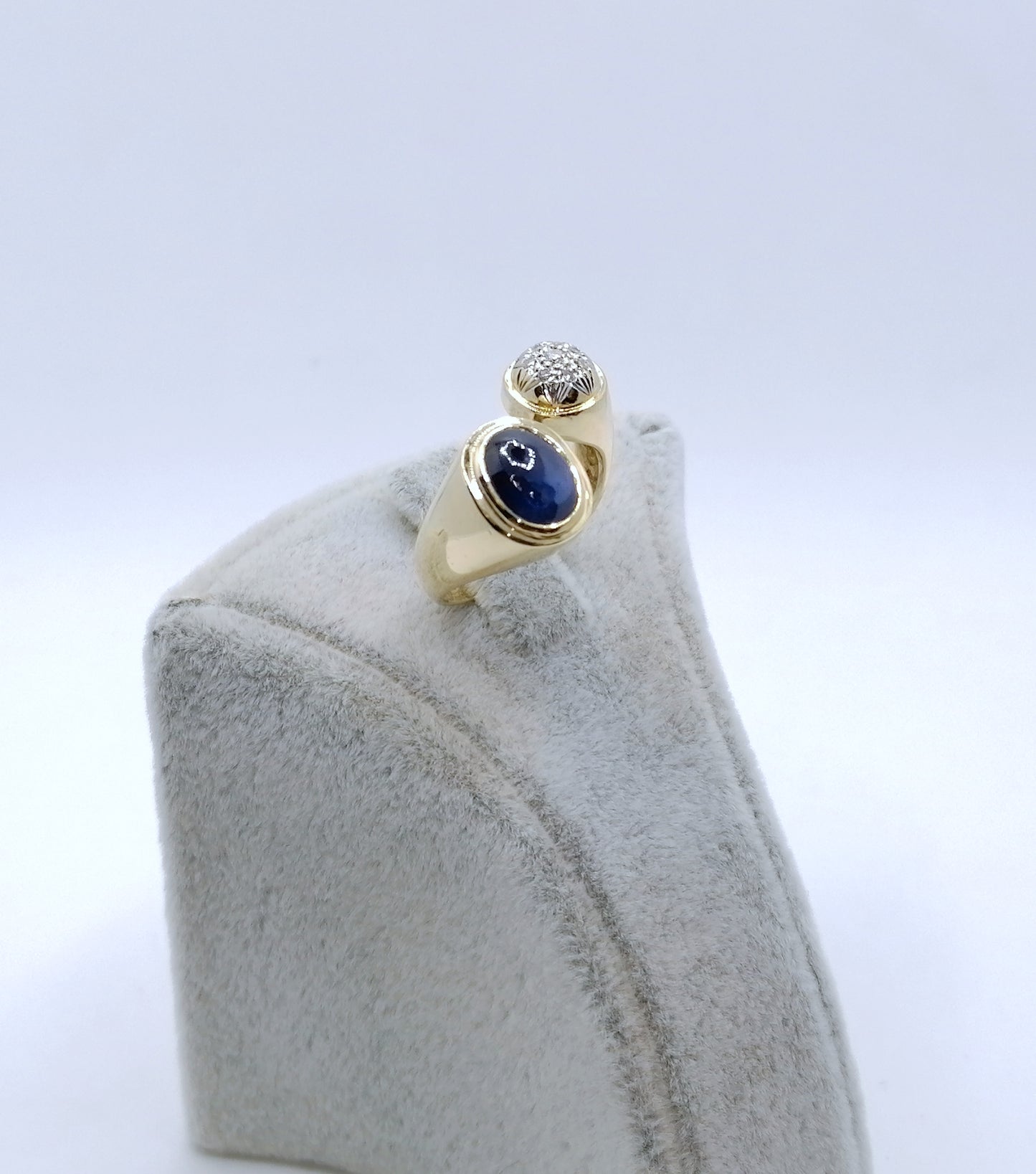 Ring Gold 750er mit Saphir Cabochon und Diamanten Gr. 53