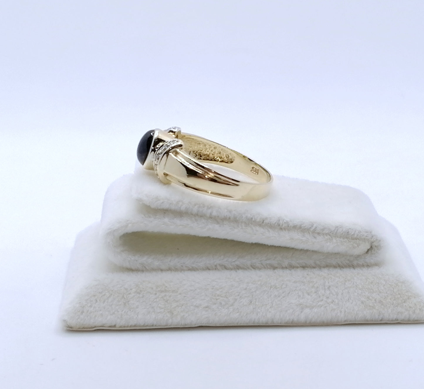 Ring Gold 585er mit Saphir Cabochon und Diamanten Gr. 57