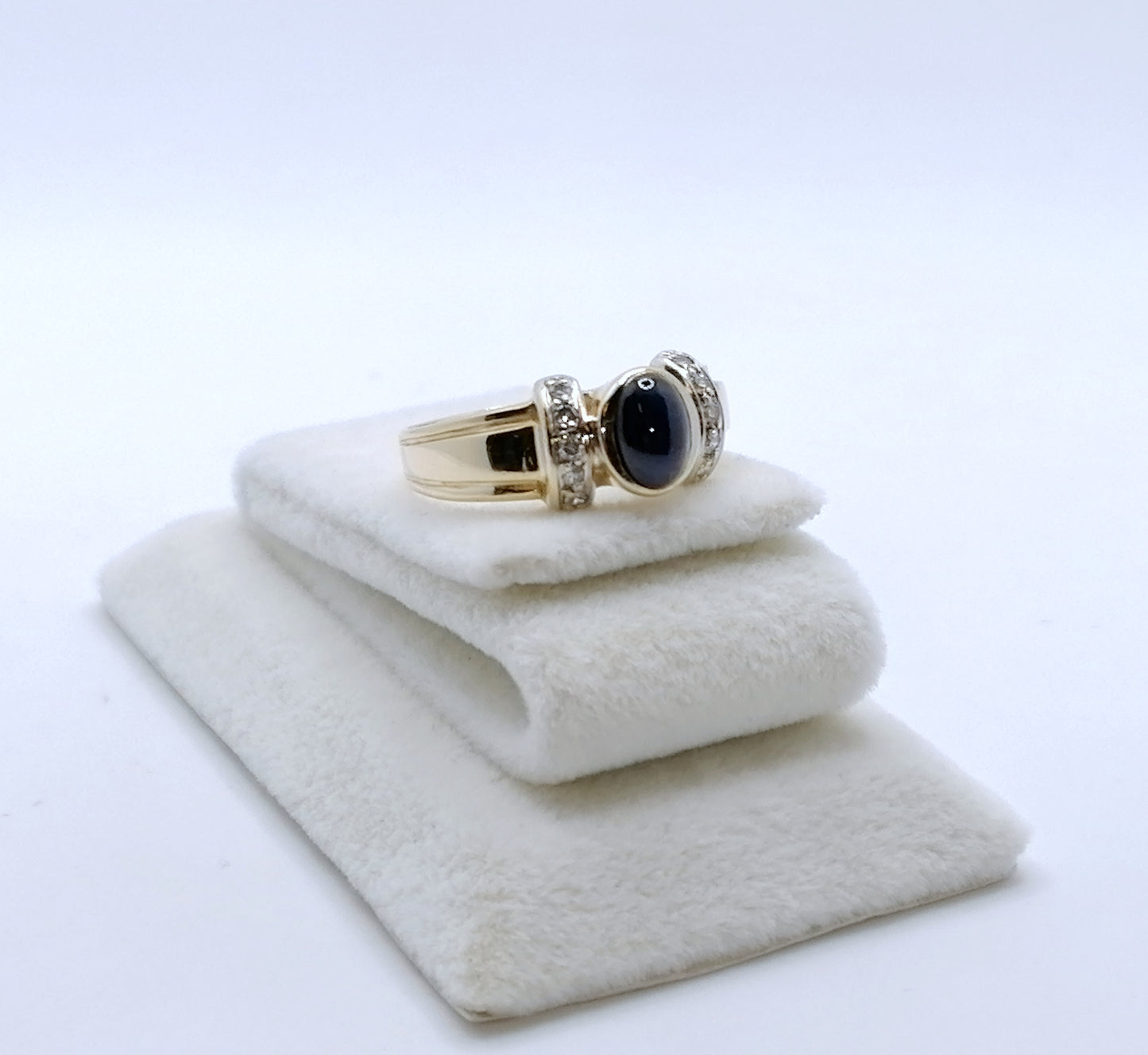 Ring Gold 585er mit Saphir Cabochon und Diamanten Gr. 57