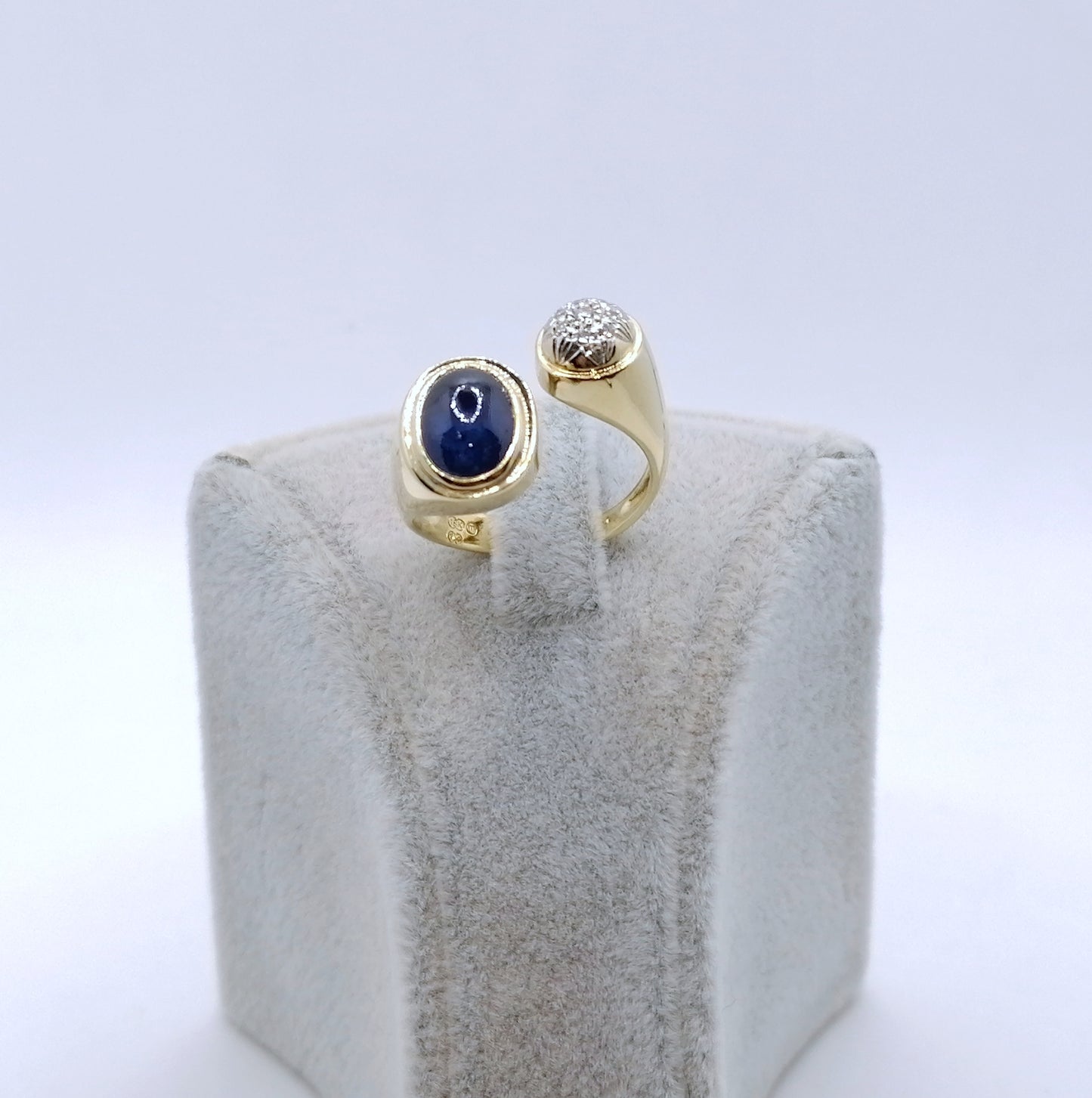 Ring Gold 750er mit Saphir Cabochon und Diamanten Gr. 53