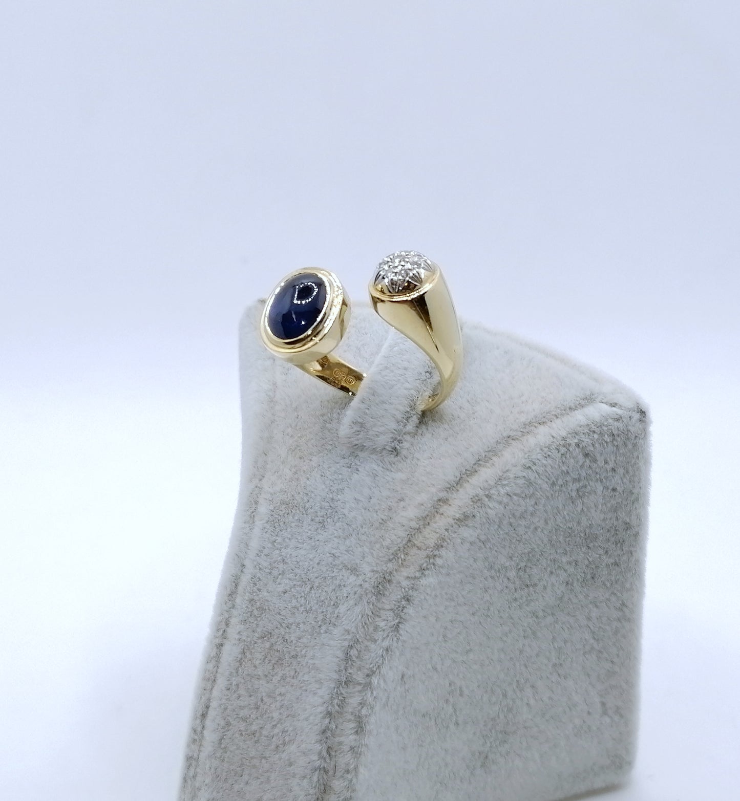 Ring Gold 750er mit Saphir Cabochon und Diamanten Gr. 53