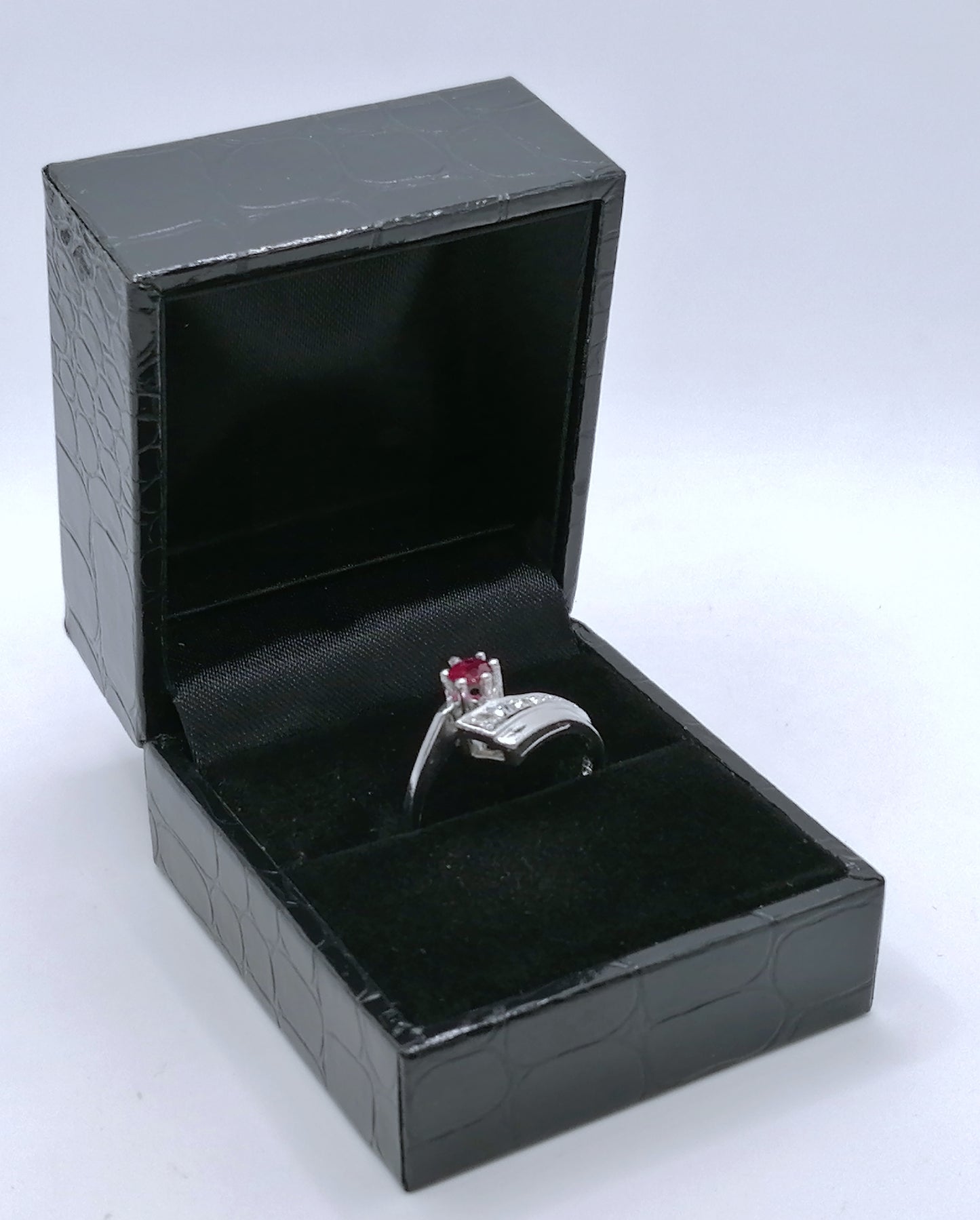 Ring Gold 585er mit Rubin und Diamanten
