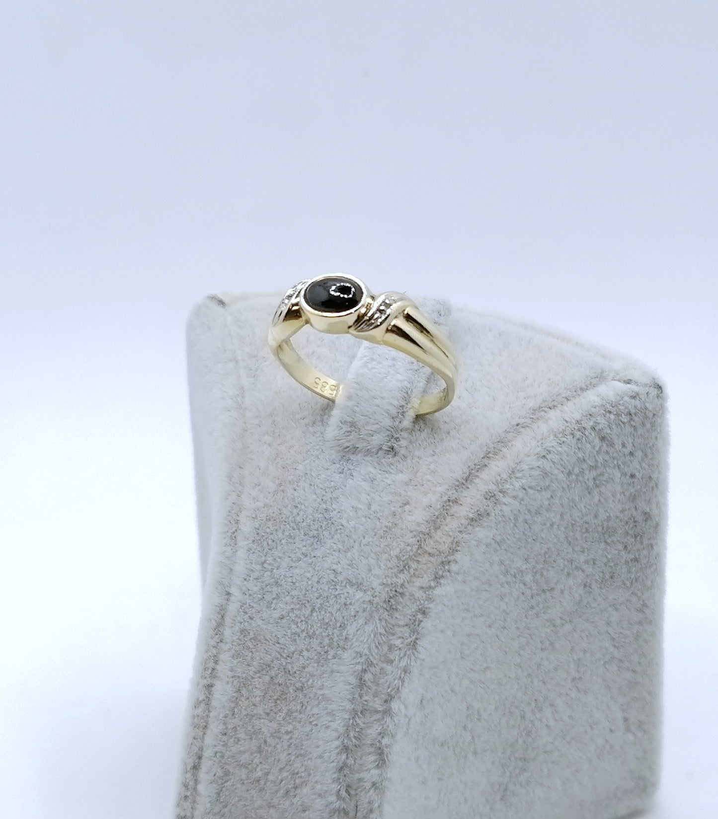 Ring Gold 585er mit Saphir Cabochon und Diamantsplitter Gr. 53