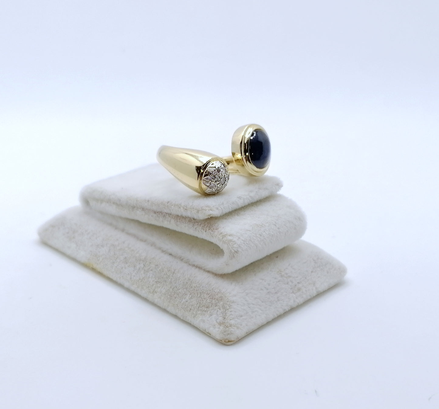 Ring Gold 750er mit Saphir Cabochon und Diamanten Gr. 53