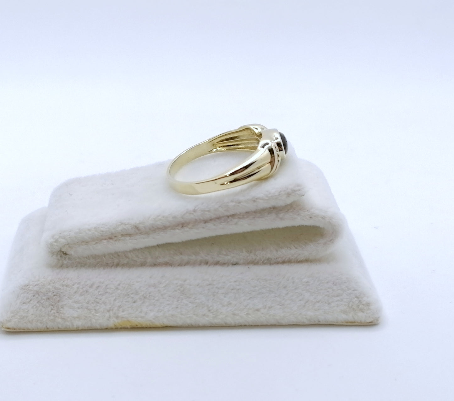 Ring Gold 585er mit Saphir Cabochon und Diamantsplitter Gr. 53