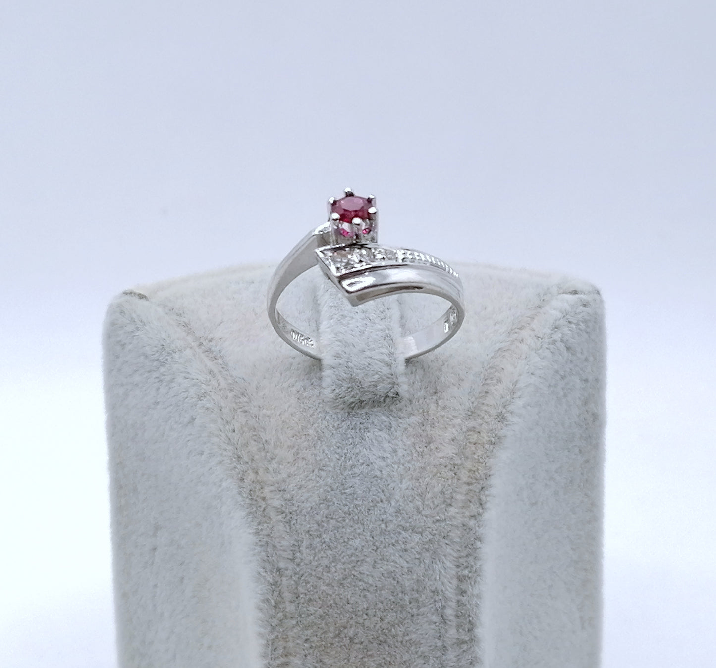 Ring Gold 585er mit Rubin und Diamanten
