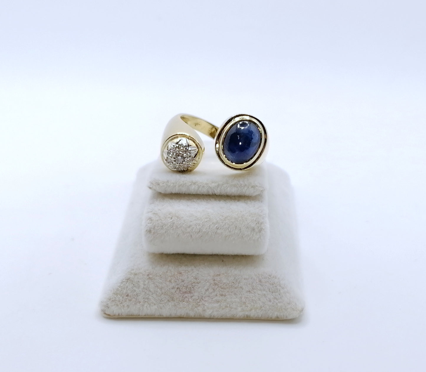 Ring Gold 750er mit Saphir Cabochon und Diamanten Gr. 53