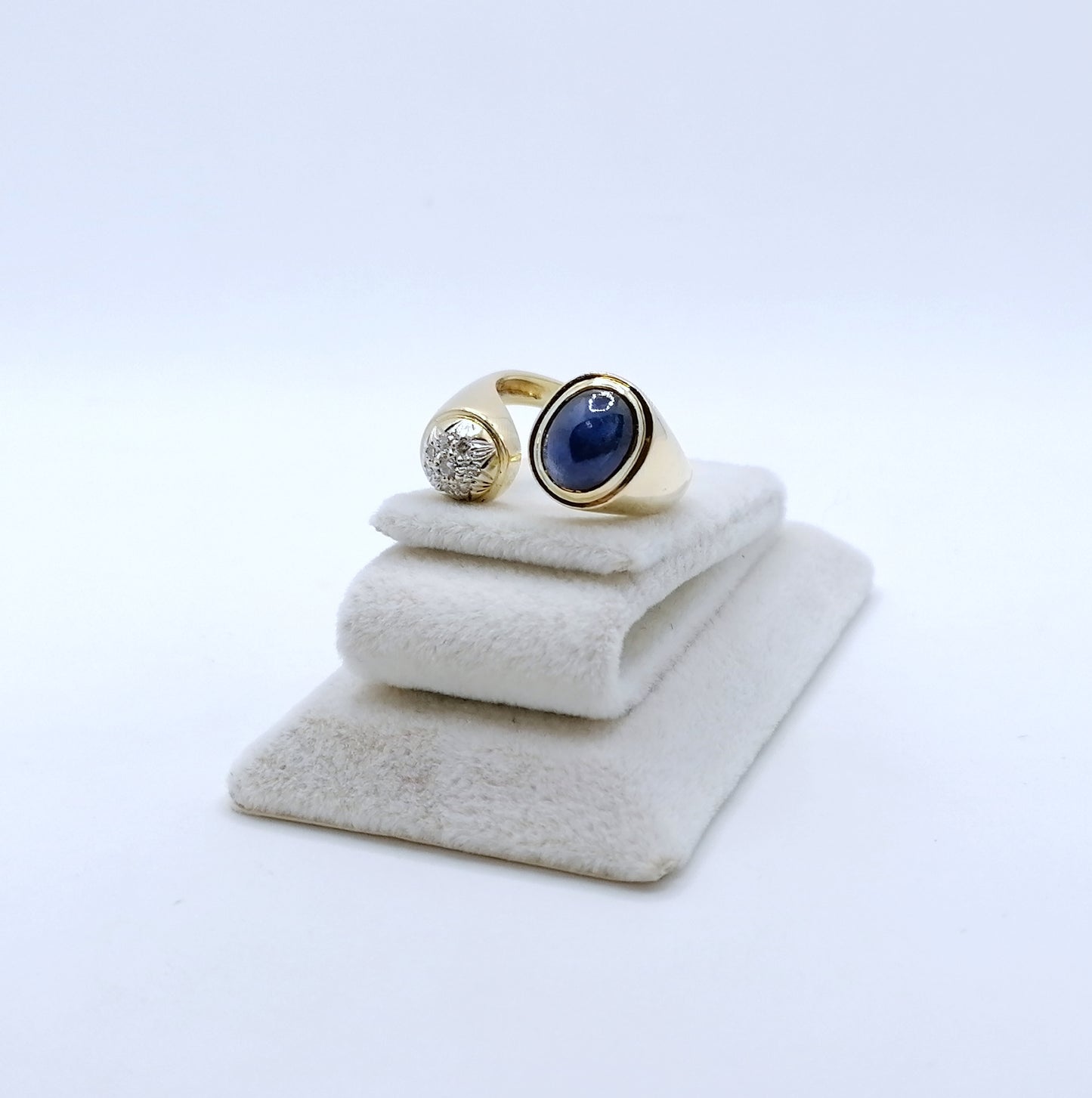 Ring Gold 750er mit Saphir Cabochon und Diamanten Gr. 53